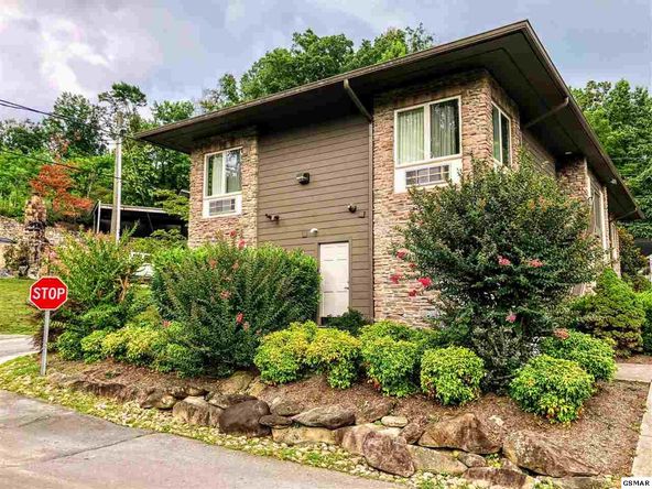 425 Stuart Ln, Gatlinburg, TN 37738
